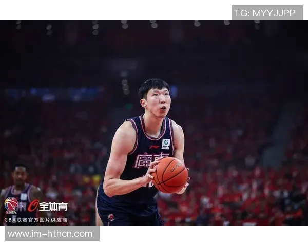 媒体人分析周琦单打风格对球队进攻流畅性的影响与战术调整建议